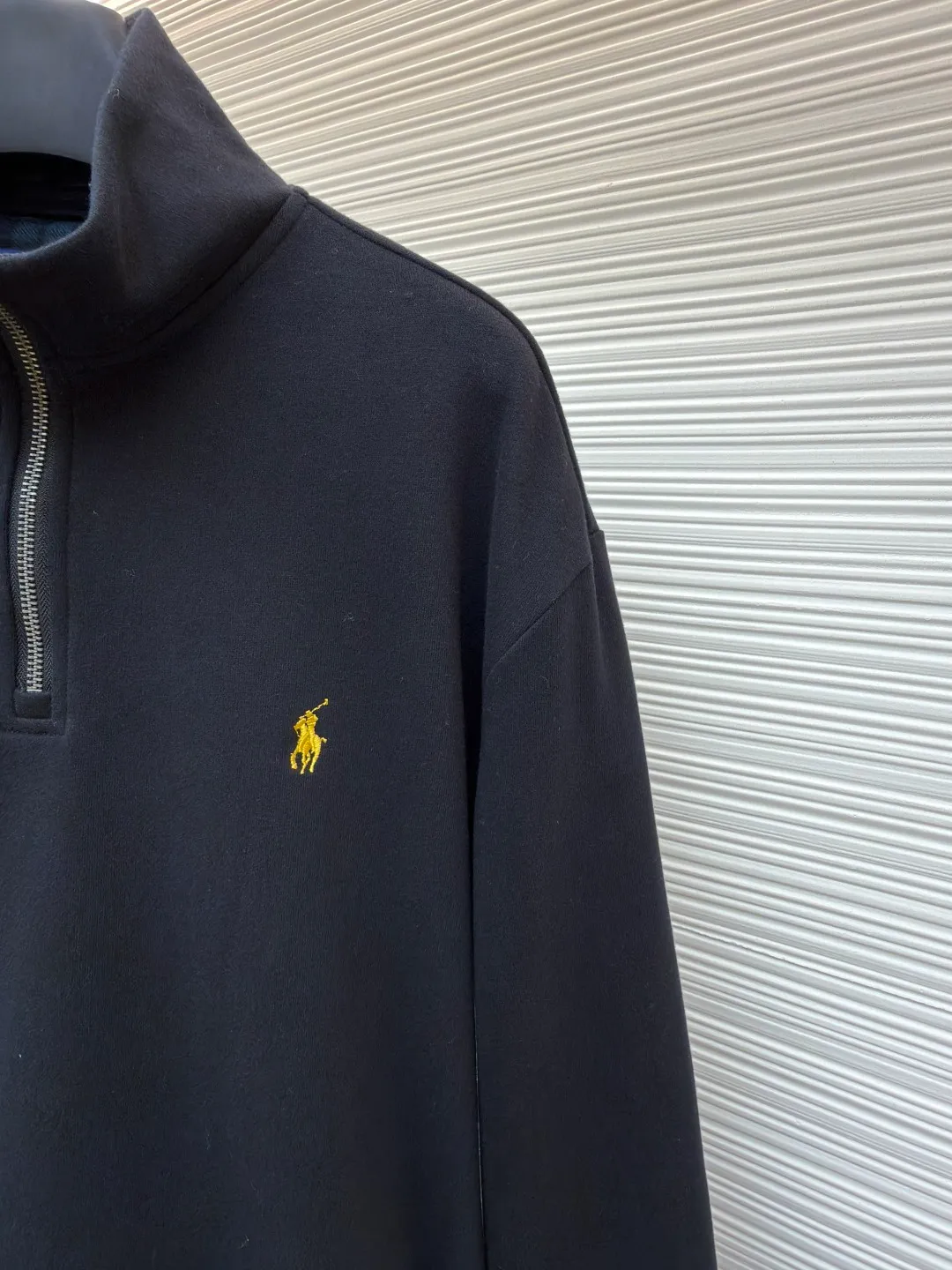 P370 Ralph Lauren gold embroidered half turtleneck sweatshirt ●Original version: Purchased and developed at 1690 ●Item number: 1682168-A55 ●Fabric: Yayun fine cotton velvet feel fabric ●Technology: embroidery production ●Color: black ●Version: Fitted version ●Weight: about 525 grams ●Size: S-M-L-XL ●Description: Customized Yayun fine cotton velvet feel fabric, soft and silky, comfortable and close to the skin With a pure black tone as the base color, the plaid twill trim is on the neckline, carrying the elegance and retro of British style. The exquisite golden pony logo is embellished with it. It has its own focus and is highly recognizable. The simple and smooth lines outline the overall outline. The half-zipper design is sublimated, casual yet stylish. In the name of design, it creates a new fashionable realm of sweatshirts. Adopt imported machine embroidery technology, use advanced computer control systems and precision mechanical components to achieve pony mark embroidery operations with high precision. The lines are smooth and delicate, and the fabrics have been washed. It has a better hand feel and texture, is not easy to deform, is not easy to shrink, is not easy to fade, and maintains long-term beauty. The overall wiring is straight and delicate, the fabric is comfortable and soft, and the color is consistent without color difference. It can be matched with the same style to create a fashionable look and control various occasions. Customized accessories, complete with three standards, same style for men and women!